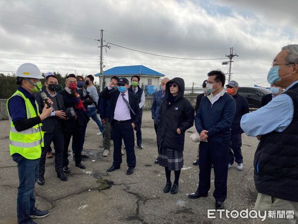 ▲立法委員蘇治芬昨日邀集「雲友會」前交通部長林佳龍及多位雲林出身的企業家，參觀亞洲目前最大的台西新興太陽能專區，期間提出國家級碳循環綠能基地構想。（圖／記者蔡佩旻翻攝）