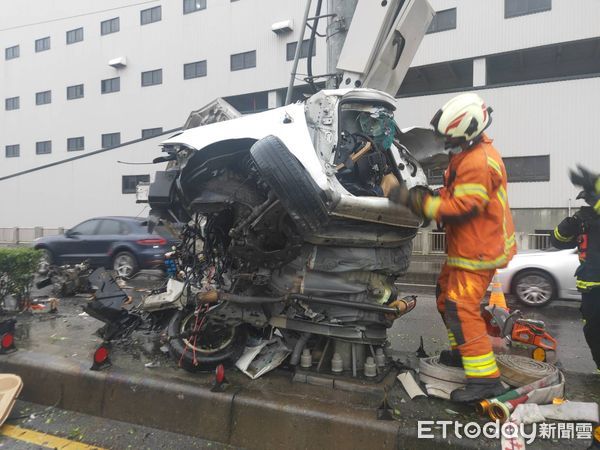 ▲▼國道車禍。（圖／記者沈繼昌翻攝）