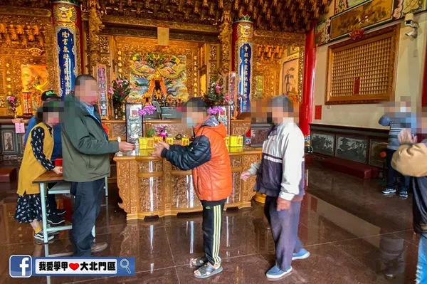▲台南市謝姓議員被投訴，不顧防疫禁令，大年初三在1處宮廟發現金紅包，引起人潮群聚，恐成防疫破口。（圖／民眾提供，下同）