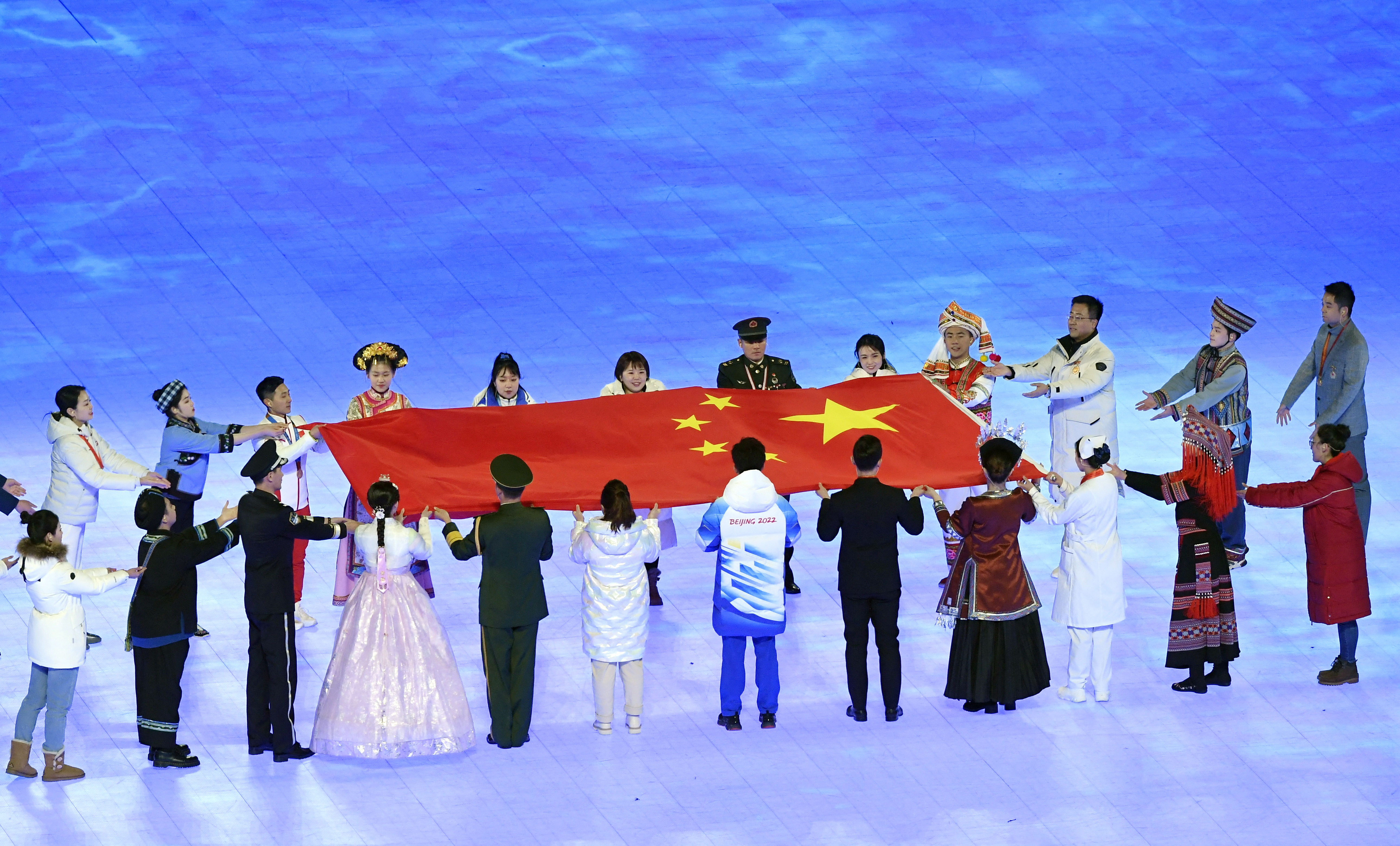 ▲▼  北京冬奧開幕式中少數民族傳遞中國國旗。（圖／路透）