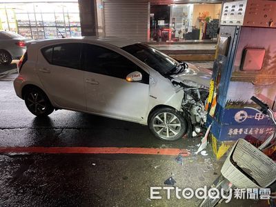 開租賃車撿手機悲劇了!撞變電箱車頭全毀 27歲男新春就慘賠