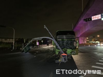 統聯客運司機迴轉「太緊張」撞斷燈桿　女乘客受傷急送醫