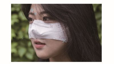韓國推吃飯用「鼻罩」　用餐口罩往上翻只遮鼻子降低染疫風險！