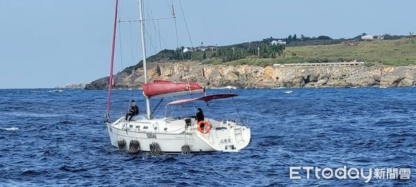 ▲海巡署艦隊分署高雄海巡隊小琉球外海救援遊艇            。（圖／記者陳崑福翻攝，下同）