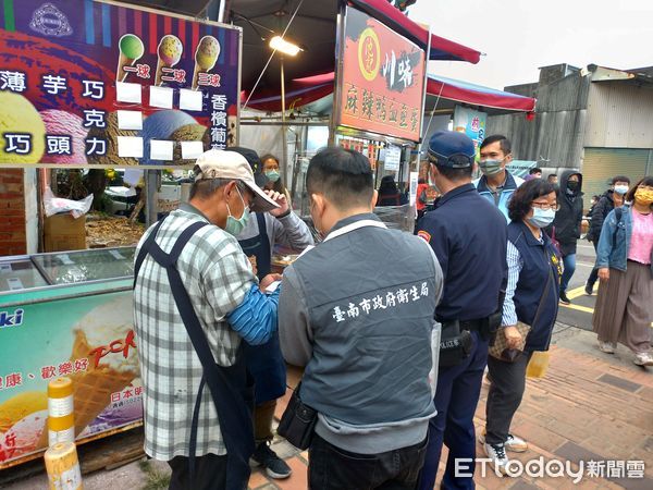 ▲台南市政府至鹽水老街商圈店家加強防疫稽查，針對是否落實實聯制登記、配戴口罩及禁止試吃、邊走邊吃等防疫措施執行重點稽查，結果皆符合規定。（圖／記者林悅翻攝，下同）