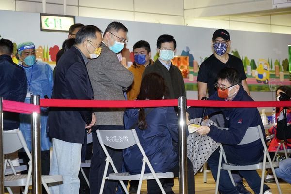 ▲▼台北市長柯文哲視察疫苗接種站。（圖／台北市政府提供）