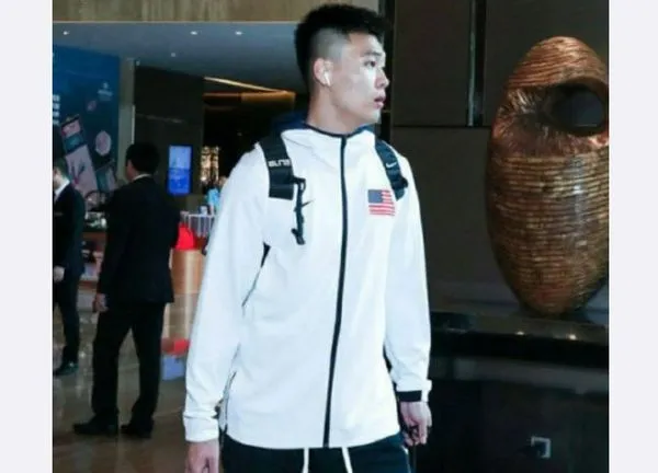 ▲▼中國男籃後衛趙睿在2019年世界盃穿上美國隊外套，事後遭到國家隊封殺。（圖／翻攝自微博）