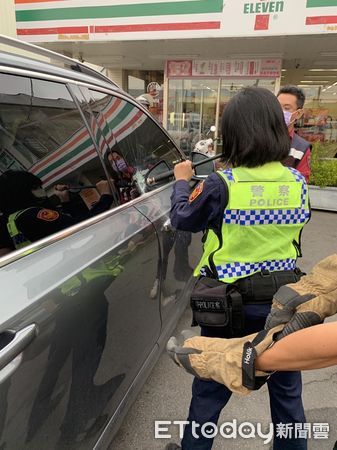 ▲東港警分局興龍派出所警員曾仁宏、許芸芸以警棍破窗救小孩。（圖／記者陳崑福翻攝，下同）