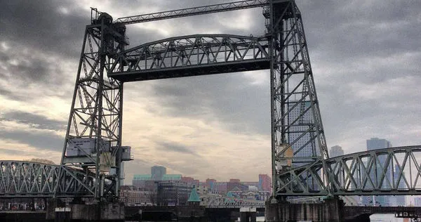 由於超級遊艇無法通過這座有著歷史145年的古橋，貝佐斯希望能讓他花錢「拆除後重組」。（圖／翻攝自維基百科）