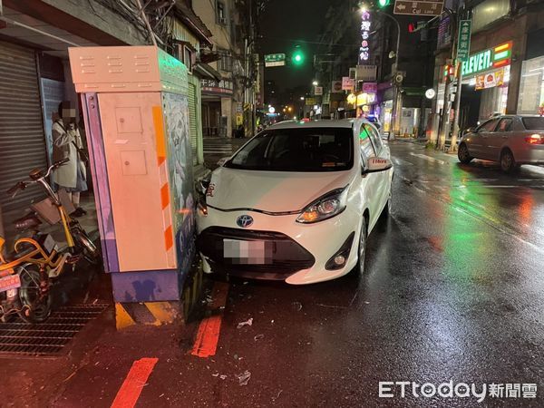 ▲4日晚間汐止區湖前街、康寧街口發生一輛租賃小可車自撞變電箱的意外事故。（圖／記者張君豪翻攝）