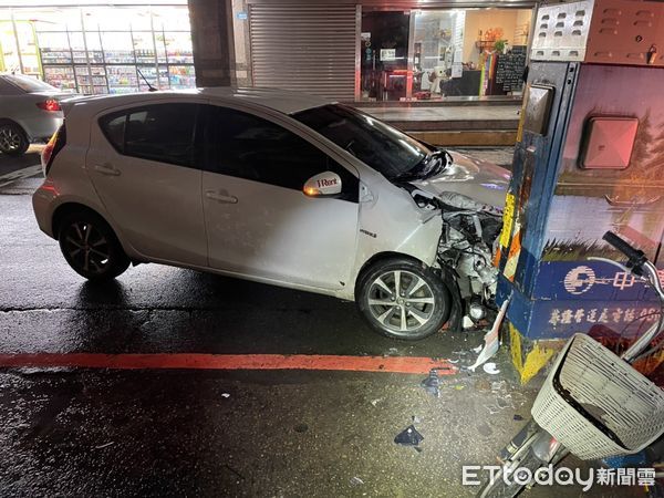 ▲4日晚間汐止區湖前街、康寧街口發生一輛租賃小可車自撞變電箱的意外事故。（圖／記者張君豪翻攝）