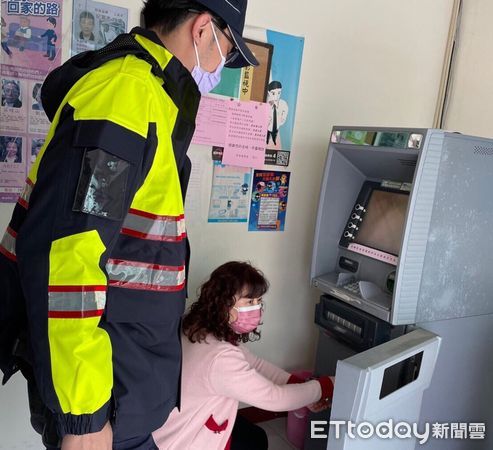 ▲里港警分局鹽埔分駐所執行護鈔勤務             。（圖／記者陳崑福翻攝，下同）