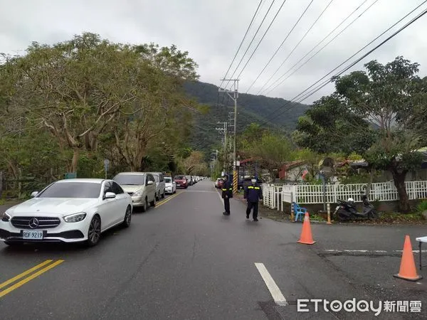 ▲▼大年初四蘇花北上車流已湧現，綿延的車陣忙壞員警。（圖／新城分局提供，下同）