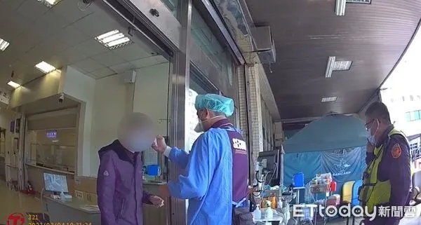 ▲台南市警一分局東門派出所警員劉佳原及倪鼎民等二員，駕駛巡邏警車沿途鳴笛開道，僅5分鐘時間，順利將葉女，快速送達醫院，及時就醫保胎。（圖／記者林悅翻攝，下同）