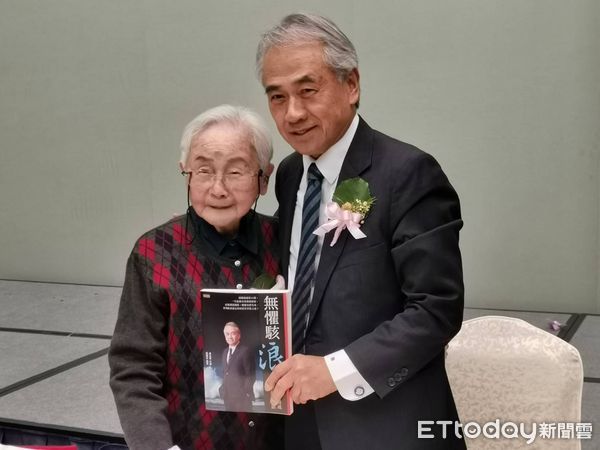▲謝志堅(右)95歲高齡的母親(左)到場要簽名書並合影，留下珍貴畫面。（圖／記者張佩芬攝）