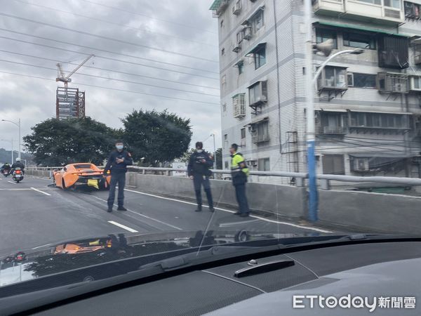 ▲一輛要價1600萬元麥拉倫超跑自撞福林橋護欄，警方到場調查。（圖／翻攝記者爆料網）