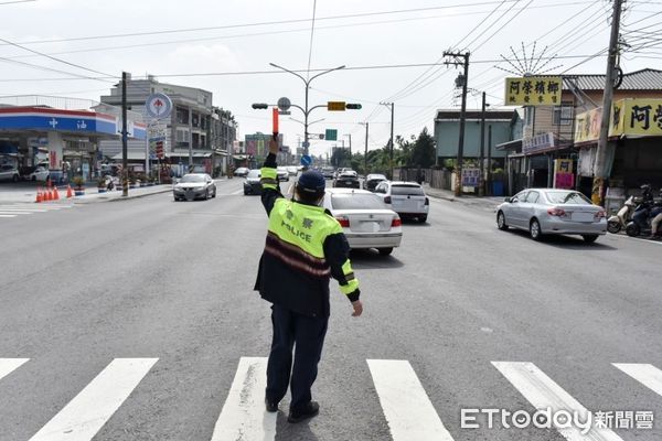 ▲屏東縣政府警察局長劉印宮慰問潮州警分局員警             。（圖／記者陳崑福翻攝，下同）