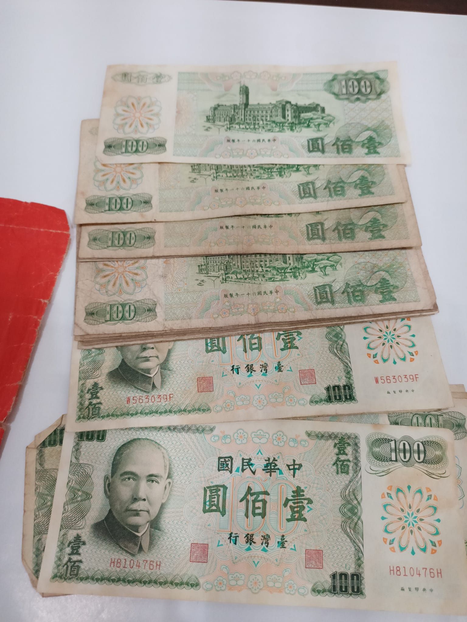 人妻大掃除撿到「20張綠色百元鈔」紅包。（圖／翻攝自Facebook／爆料公社二社）