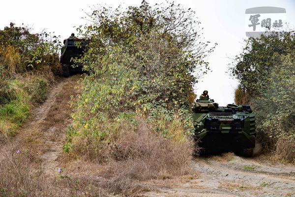 ▲▼海軍陸戰隊指揮部近日由登陸戰車大隊執行「沙灘困難地形及水際線陸上駕駛」科目演練。（圖／軍聞社）