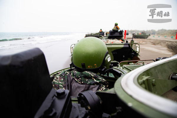 ▲▼海軍陸戰隊指揮部近日由登陸戰車大隊執行「沙灘困難地形及水際線陸上駕駛」科目演練。（圖／軍聞社）