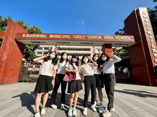 ▲▼高雄市議員黃捷PO雄女短裙制服照。（圖／黃捷臉書）