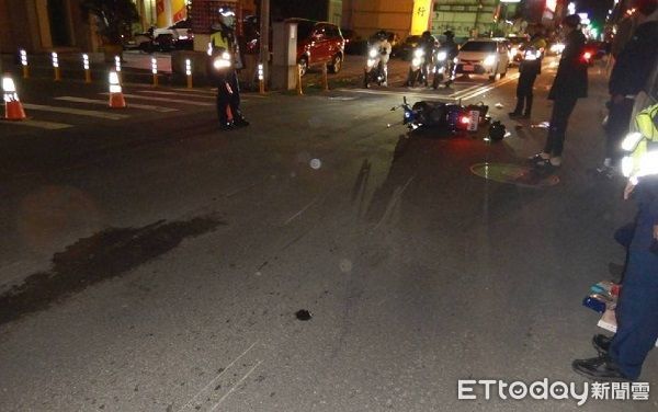 ▲警方前往車禍現場救護管制。（圖／八德警分局提供）