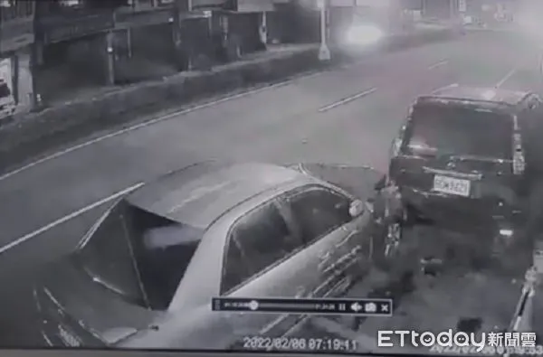 ▲劉姓男子深夜駕車未開大燈衝撞路旁停車。（圖／記者楊熾興翻攝）