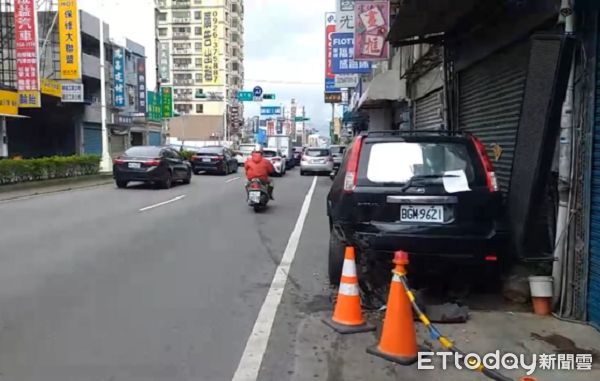 ▲▼路邊停車被衝撞移位，右後方被撞毀。（圖／記者楊熾興翻攝）