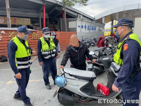 ▲東港警分局巡佐張金生、警員駱耀元、張智鈞救助林姓阿北            。（圖／記者陳崑福翻攝，下同）