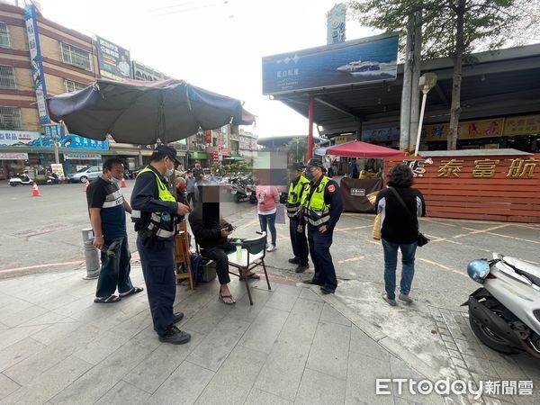 ▲東港警分局巡佐張金生、警員駱耀元、張智鈞救助林姓阿北            。（圖／記者陳崑福翻攝，下同）