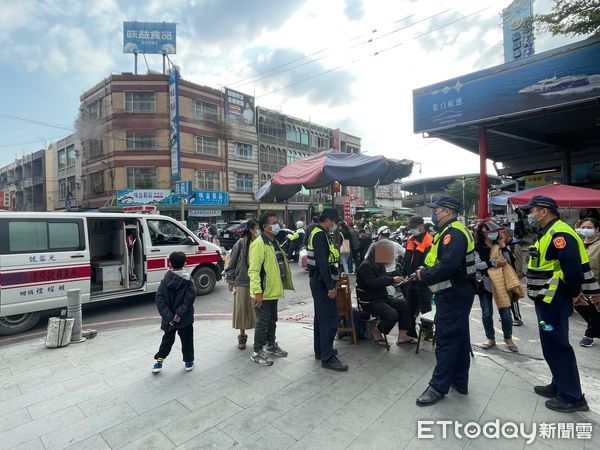 ▲東港警分局巡佐張金生、警員駱耀元、張智鈞救助林姓阿北            。（圖／記者陳崑福翻攝，下同）