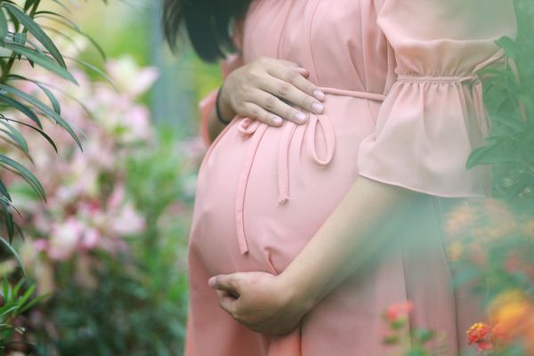 27歲護理師懷孕水腫體重飆20kg　罹妊娠高血壓「踩地腳變紫色」 | E