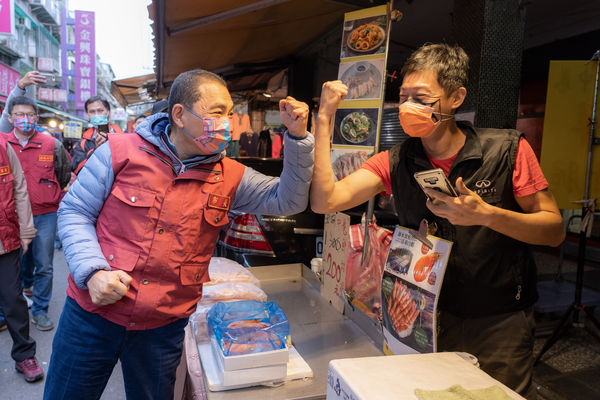 ▲▼侯友宜視察永和區民治攤販集中區防疫措施。（圖／新北市政府提供）