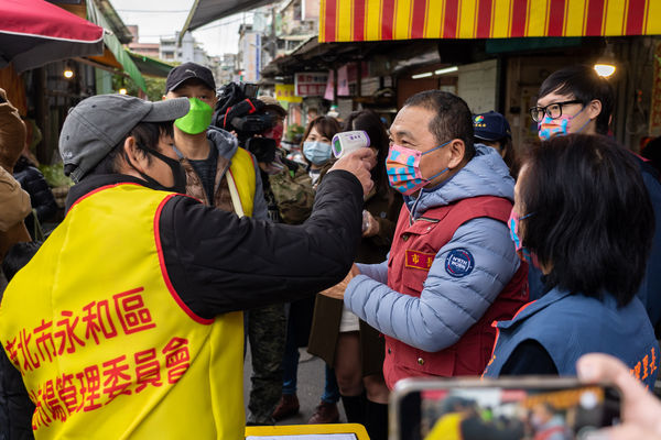 ▲▼侯友宜視察永和區民治攤販集中區防疫措施。（圖／新北市政府提供）