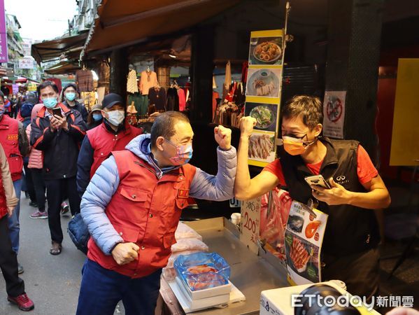 ▲視察永和民治攤販集中區防疫措施 侯友宜下令「全面備戰」。（圖／新北市市場處提供）