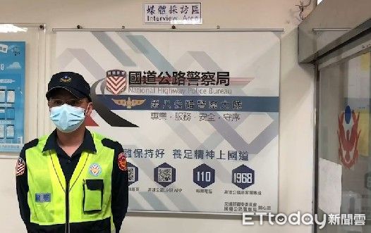 ▲54歲李姓男子，疑因路況不熟，駕車自關廟服務區逆向行駛於國道3號路肩，國道警察第八大隊據報將李男人車攔下，平安助其人車脫困，依法開單舉發。（圖／記者林悅翻攝，下同）