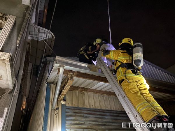 ▲▼透天厝暗夜火警！父緊急拆下浴室窗，帶一家四口爬隔壁屋頂逃命。（圖／記者賴文萱翻攝）