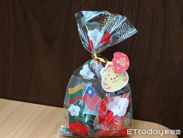 ▲▼立法院 院長游錫堃開工贈立陶宛巧克力。（圖／記者屠惠剛攝）