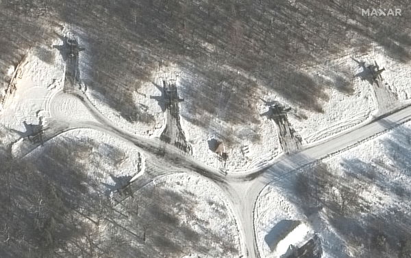 ▲▼ 衛星影像顯示，白俄的盧尼涅茨空軍基地（Luninets）出現俄軍蘇愷Su-25攻擊機、S-400防空系統。（圖／路透）
