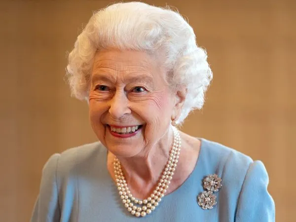 ▲▼ 英國女王伊莉莎白二世所戴的胸針            。（圖／路透社）