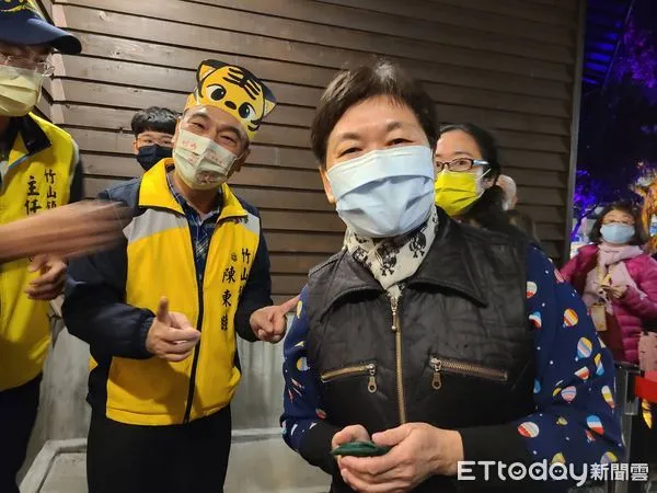 ▲竹山鎮公所於春節期間燈會現場發送紫南宮錢母，吸引人氣。（圖／竹山鎮公所提供）