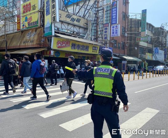 ▲台南市警察局春節期間為台南市治安及交通，交出一張漂亮成績單，市長黃偉哲在民治市政中心的新春團拜時，特別感謝警察人員辛勞。（圖／記者林悅翻攝，下同）