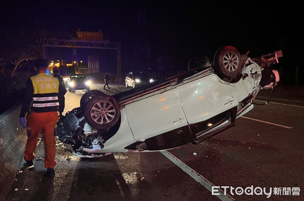 ▲▼2車一前一後在台72線上，因閃避流浪狗而自撞護欄，所幸車內人員送醫後皆無大礙。（圖／記者黃孟珍翻攝）