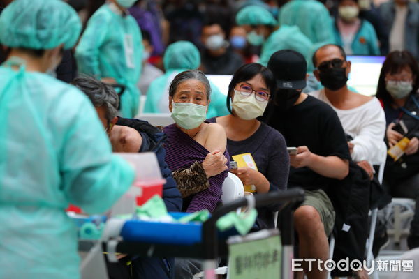 ▲政府在台北車站等多個地點開設中大型疫苗集中施打站，提供高端疫苗隨到隨打的服務。（圖／記者湯興漢攝）