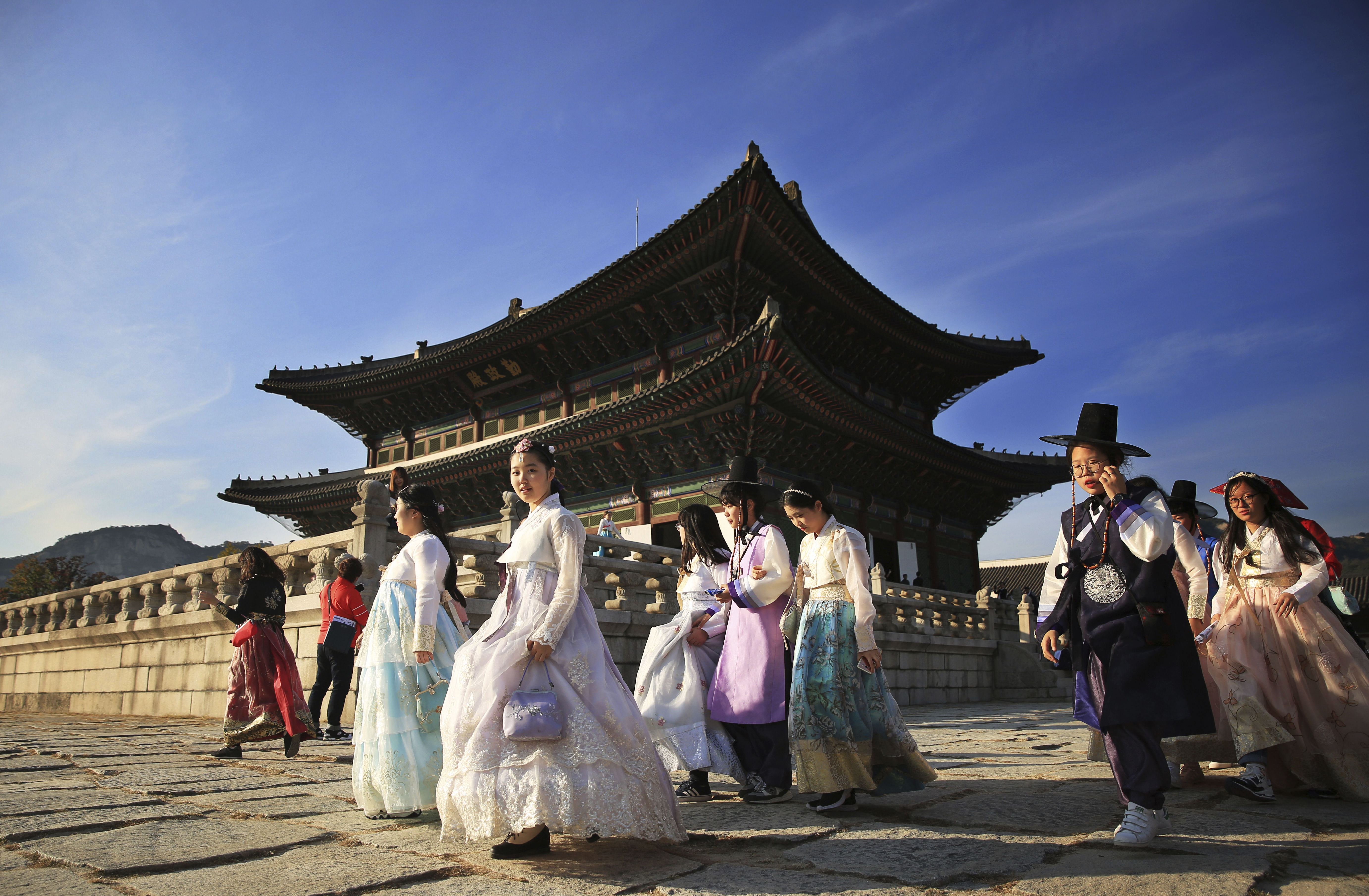 ▲▼韓服為韓民族（朝鮮民族）的傳統服飾，南韓國內遊客、國外觀光客造訪景福宮時選擇穿上韓服。（圖／達志影像／美聯社）