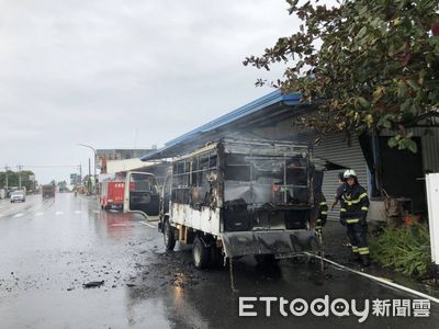 台東小貨車不明原因冒煙起火　駕駛急叩119撲滅