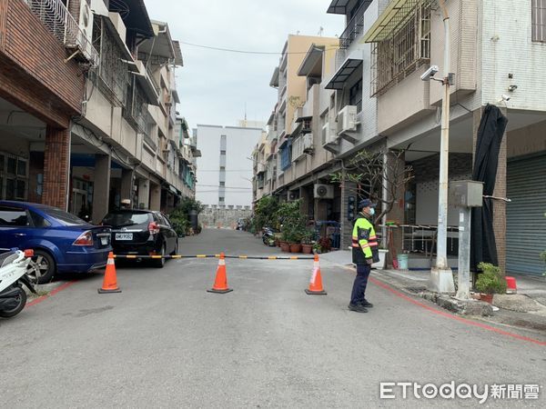 ▲▼鼓山分局派員警在旗津社區站崗。（圖／記者陳宏瑞翻攝）