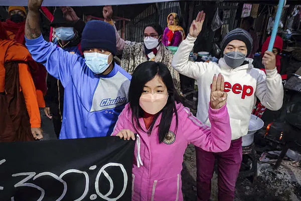 ▲▼ 在緬甸中部曼德勒一場反軍政府集會中，多名年輕示威者舉起三指手勢抗議。（圖／達志影像／美聯社）