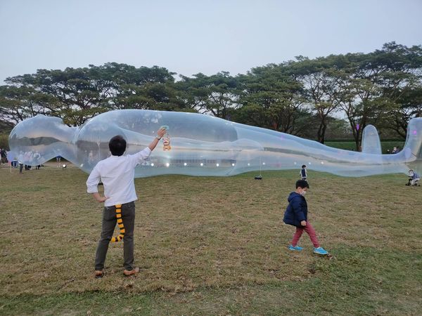 ▲▼2022台灣燈會邀請日本藝術家鈴木康広的作品《空氣人》（Aerial Being）來到衛武營。（圖／高雄市政府提供）