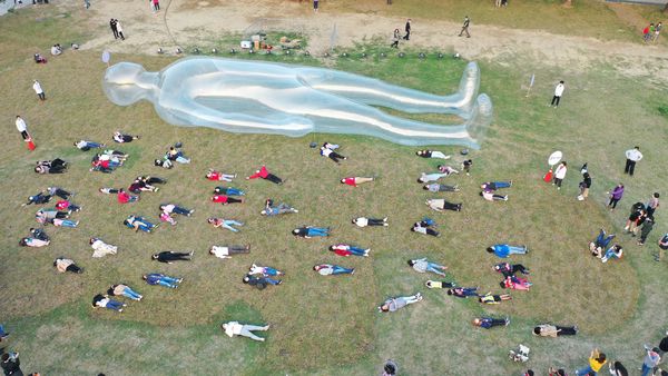 ▲▼2022台灣燈會邀請日本藝術家鈴木康広的作品《空氣人》（Aerial Being）來到衛武營。（圖／高雄市政府提供）